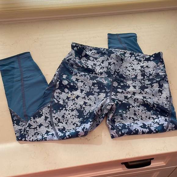 Under Armor Blue 3/4 Leggings Size L Compression Leggings ~ Mesh Mid Rise Capri - Picture 2 of 6
